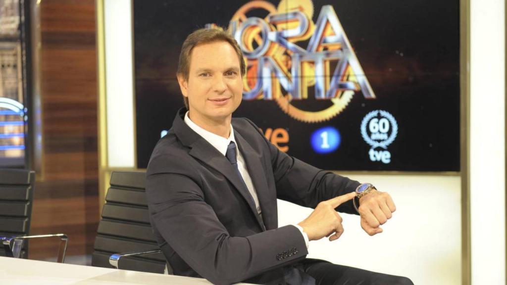 Javier Cárdenas señala el reloj de su muñeca y sugiere que es la hora de irse a casa.