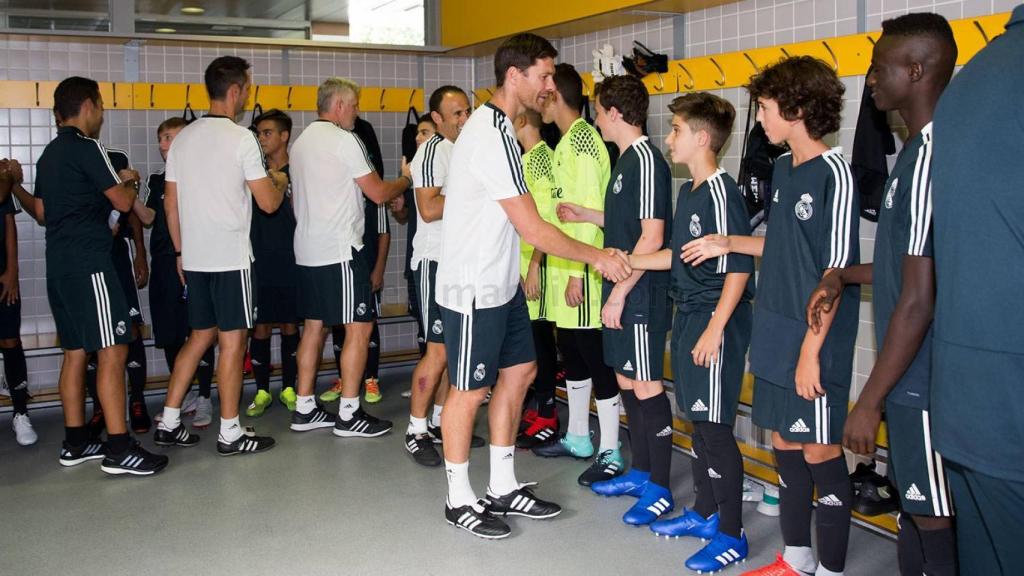Xabi, presentándose frente a sus nuevos jugadores