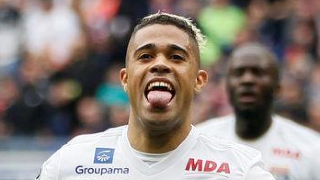 Mariano celebra un gol con el Lyon.