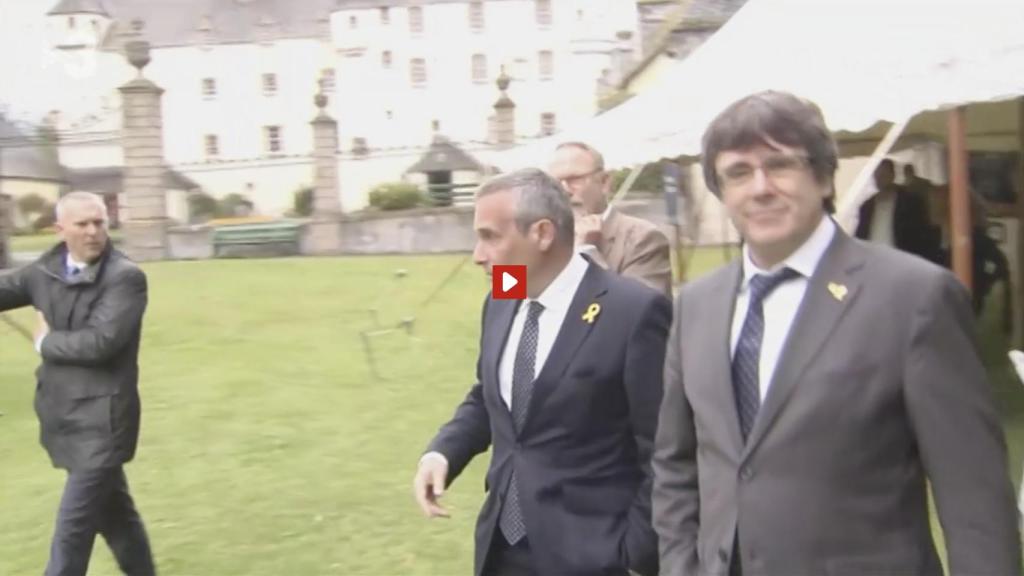 Lluís Escolà, a la izquierda, durante los primeros segundos del vídeo de TV3.