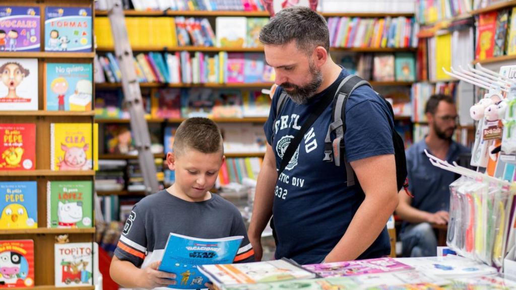 Padre e hijo realizando las compras para la vuelta al cole, imagen de archivo.