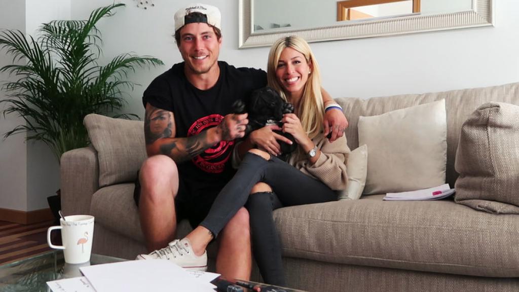 Pablo, Oriana y Cocco, el bulldog francés que también viajó hasta Chile junto a su dueña.