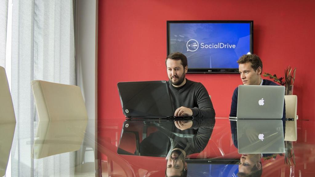 Javier (izquierda) y Sergio (derecha) en su sede madrileña