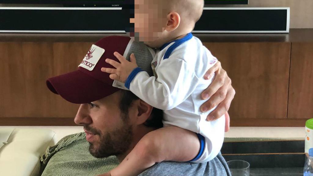 Enrique Iglesias junto a uno de sus hijos, en una foto de Instagram.