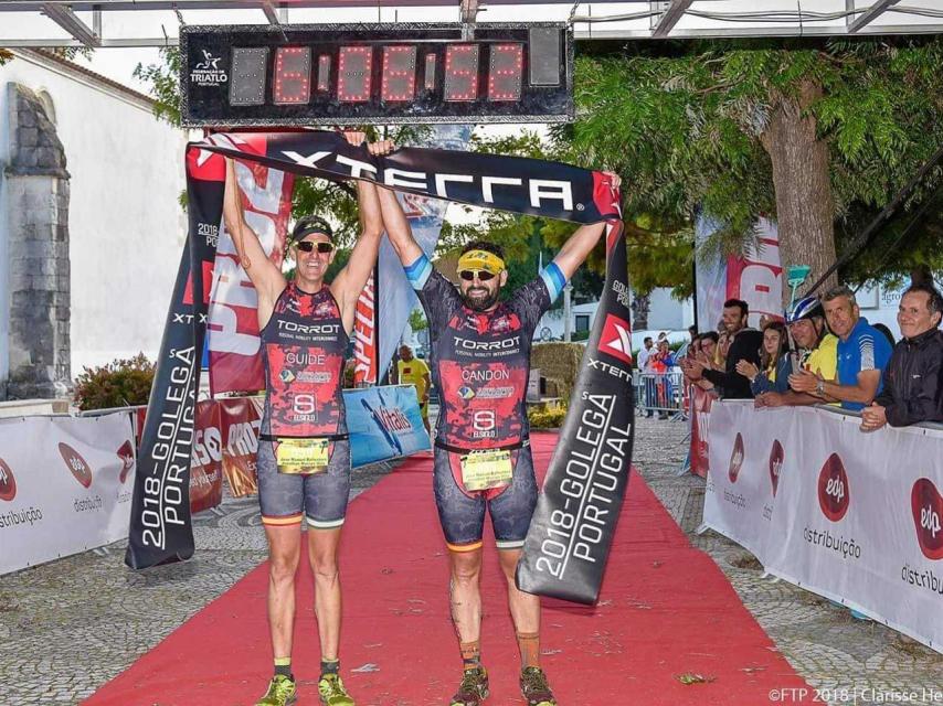 José Manuel Candón junto a su guía, Jonhatan Macías, en una carrera en Portugal.
