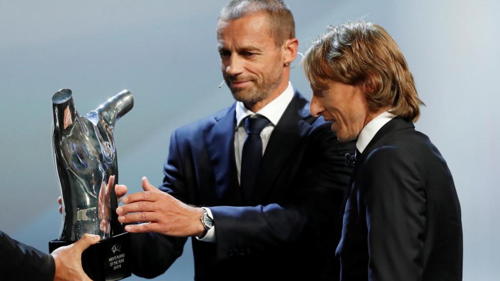 Luka Modric recoge el premio de mejor jugador del año de la UEFA