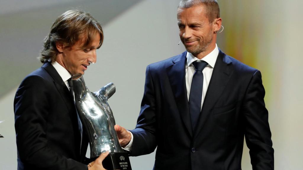 Luka Modric recoge el premio de mejor jugador del año de la UEFA