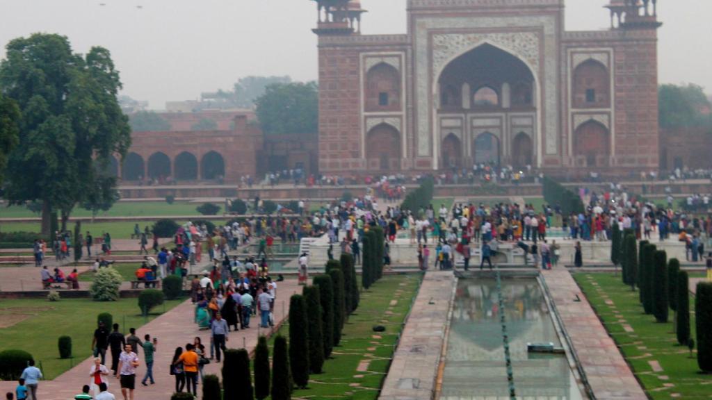 Turistas en el Taj Mahal.