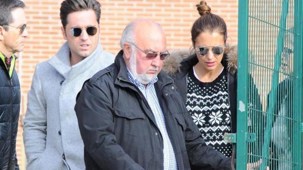 Bustamante junto a Paula y su exsuegro.