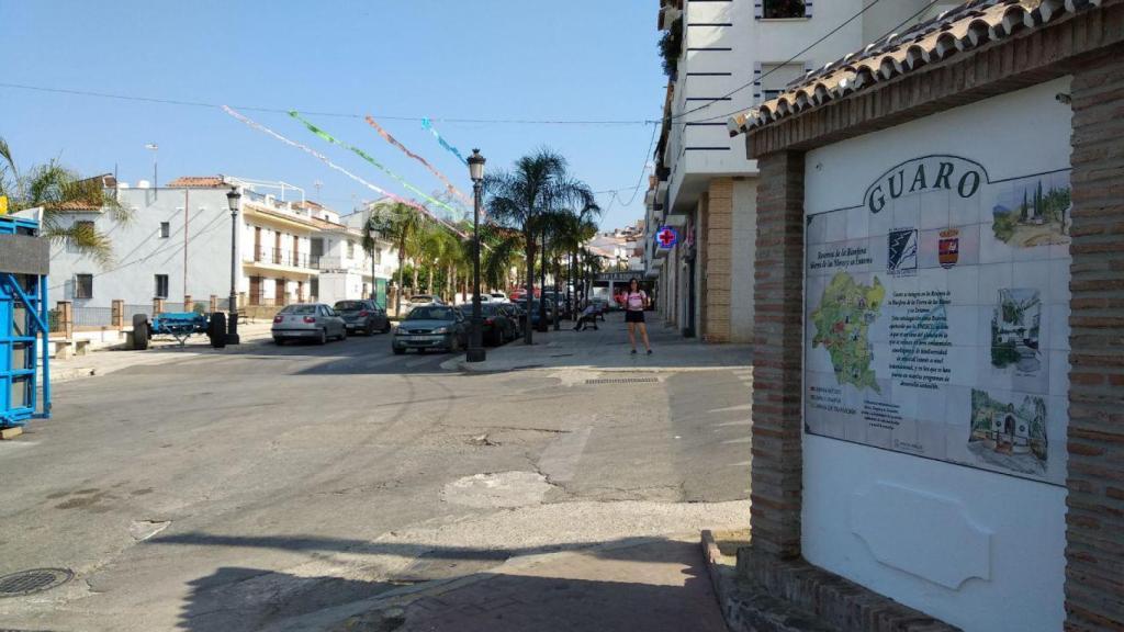 El pueblo, todavía engalanado por las fiestas