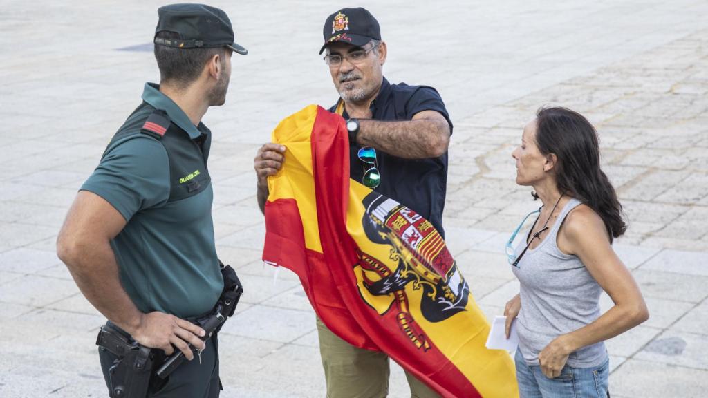 La Guardia Civil incauta una bandera del régimen a uno de los asistentes.