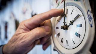 Un nuevo estudio científico alerta de que no cambiar la hora reduciría el número de infartos cerebrales y la obesidad