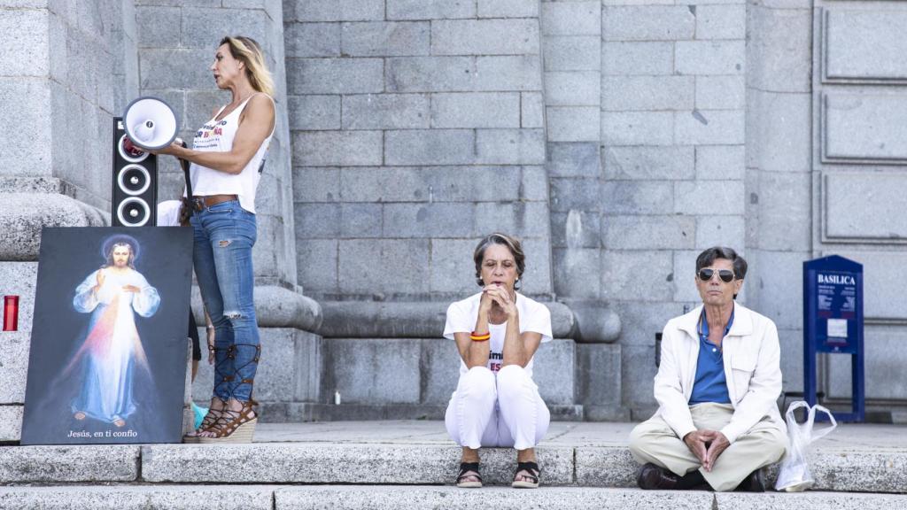La presidenta de Movimiento por España, Pilar Gutiérrez, en el escenario.