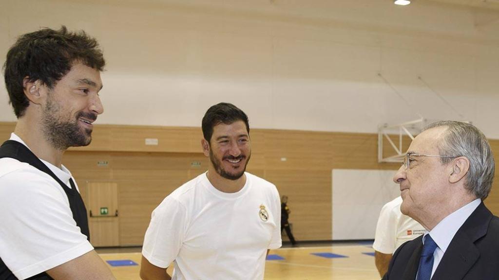Florentino Pérez saluda a Sergio Llull