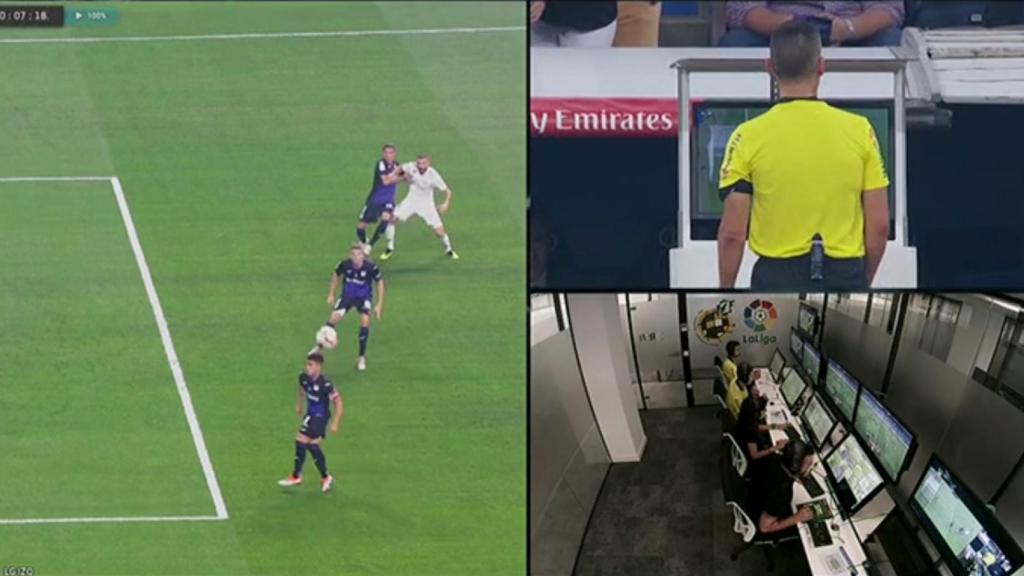 Jaime Latre, consulta el VAR para dar un gol de Benzema