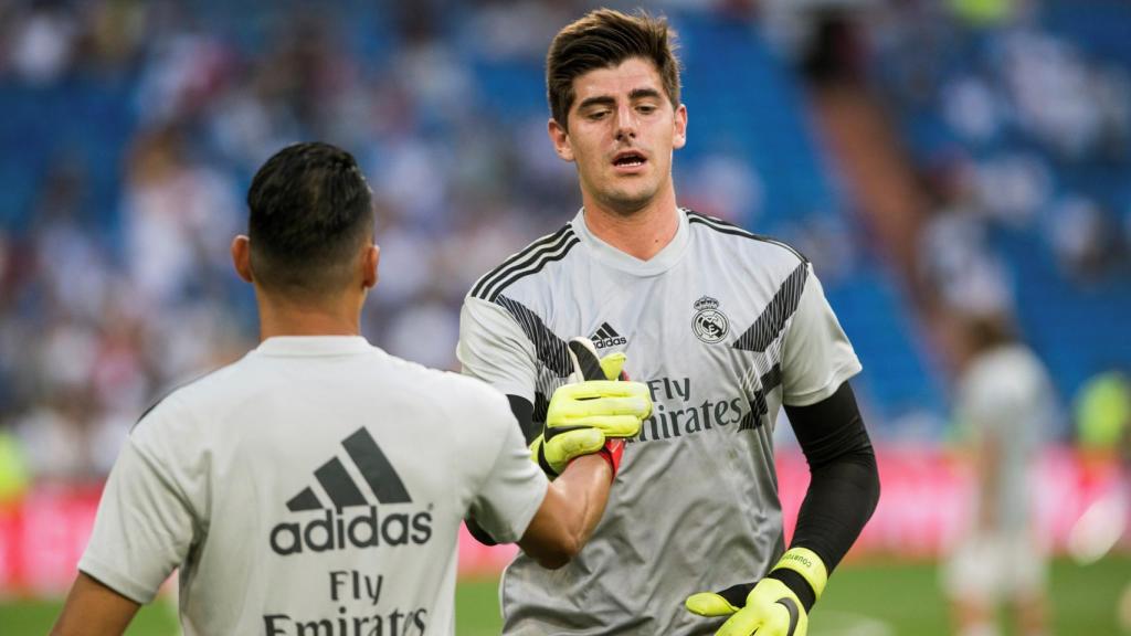 Courtois calienta en el Santiago Bernabéu