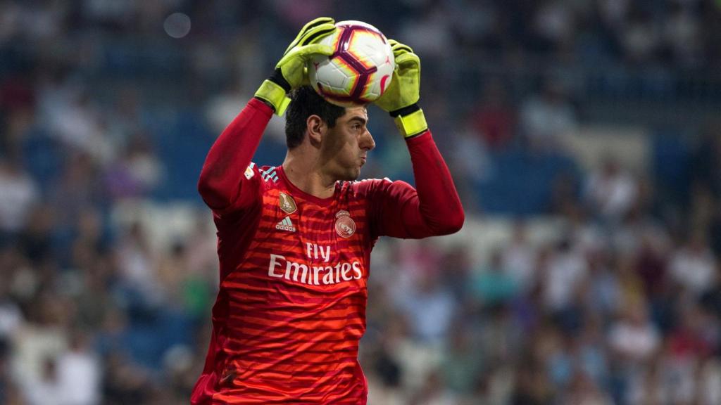 Courtois detiene un balón