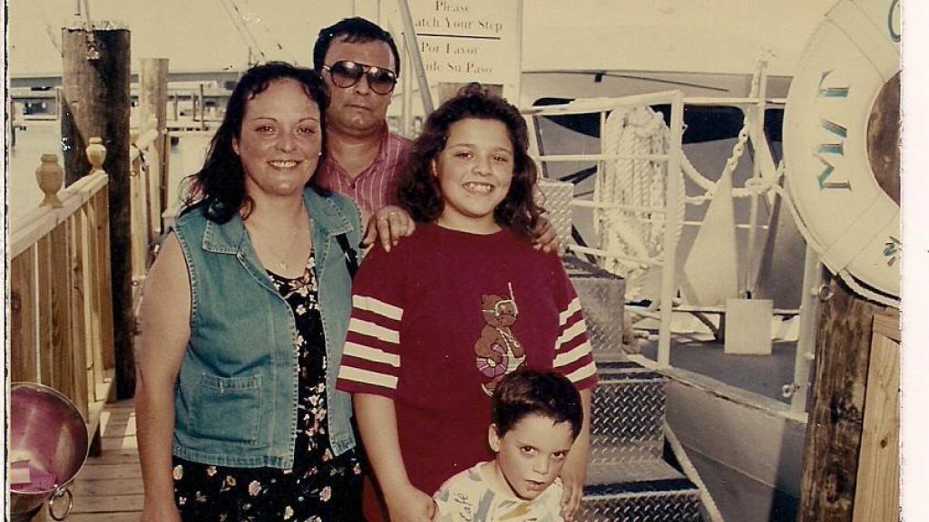 Foto antigua de la familia en un viaje de vacaciones.