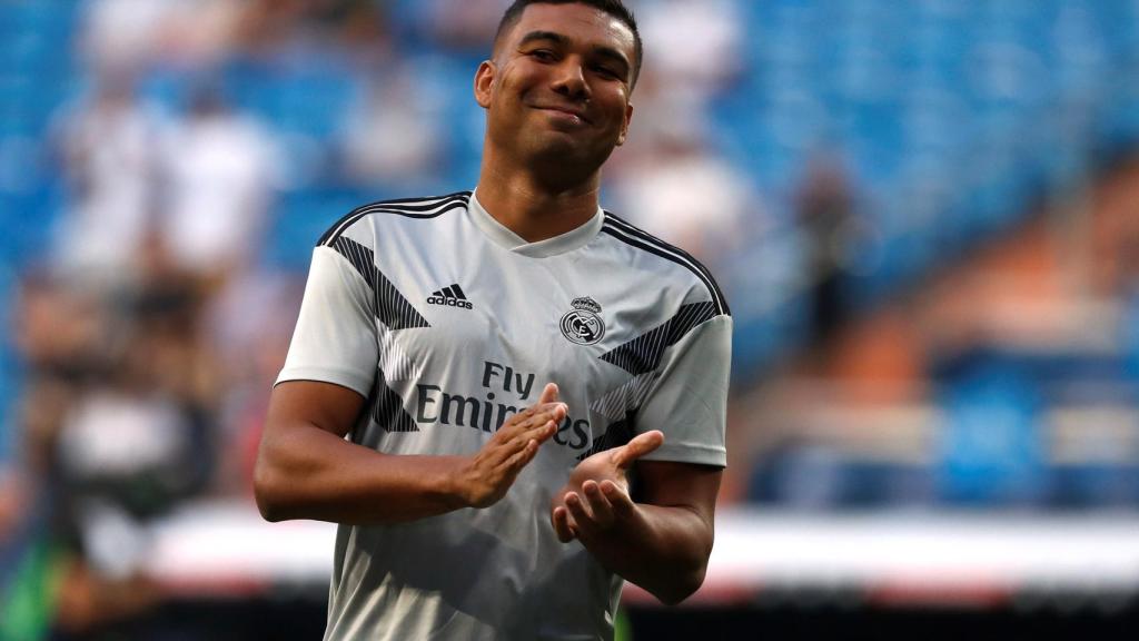 Casemiro, calentando en el Santiago Bernabéu