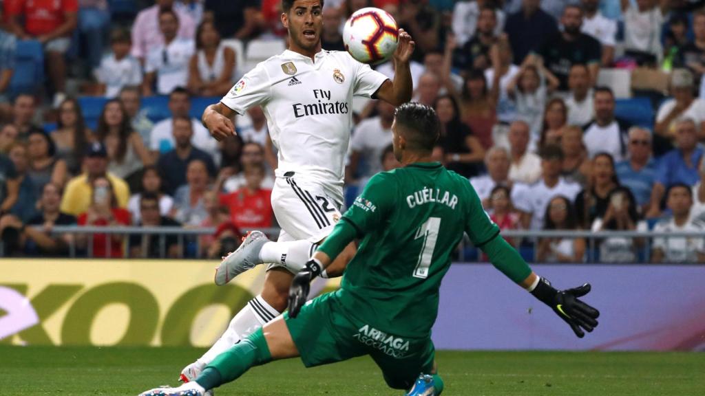 Marco Asensio remata un balón frente a Cuéllar