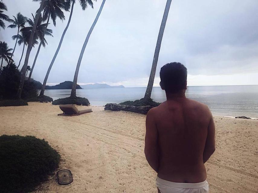 El presentador posa en una playa de la isla.