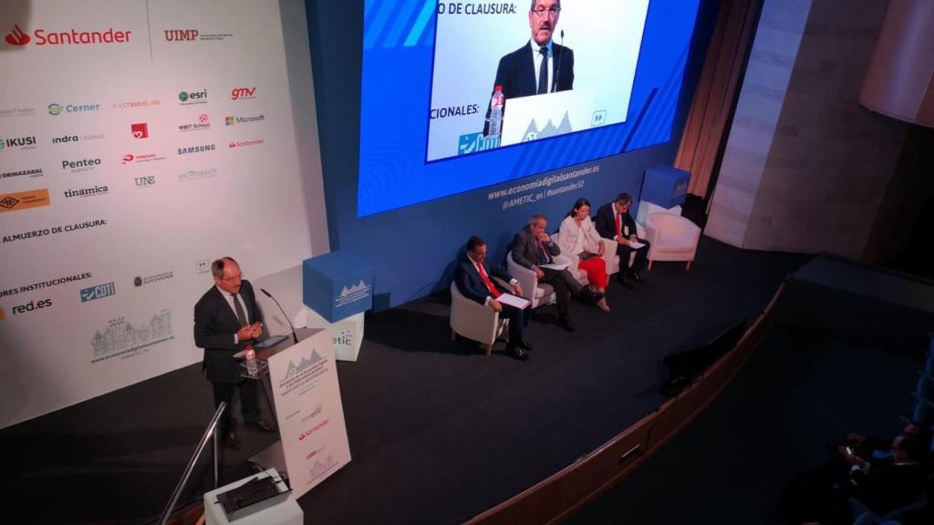 Pedro Mier, presidente de AMETIC, durante la inauguración de las jornadas de economía digital en Santander