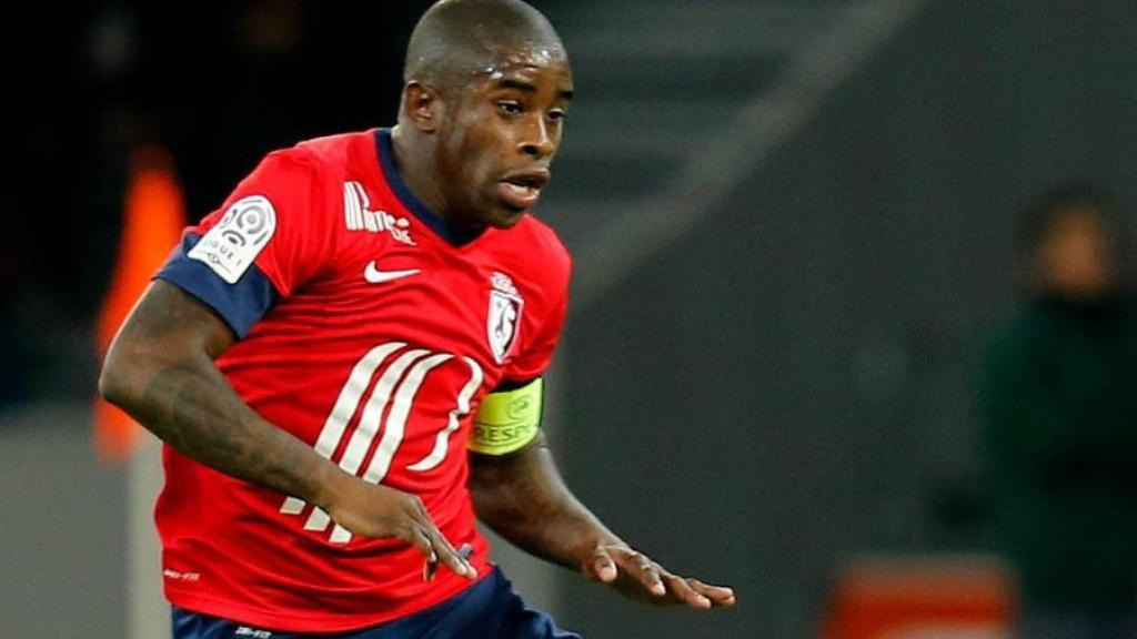 Mavuba en un encuentro con el Lille