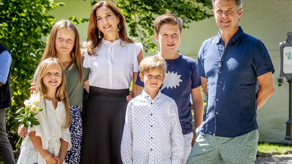 Federico de Dinamarca, Mary Donaldson y sus cuatro hijos.