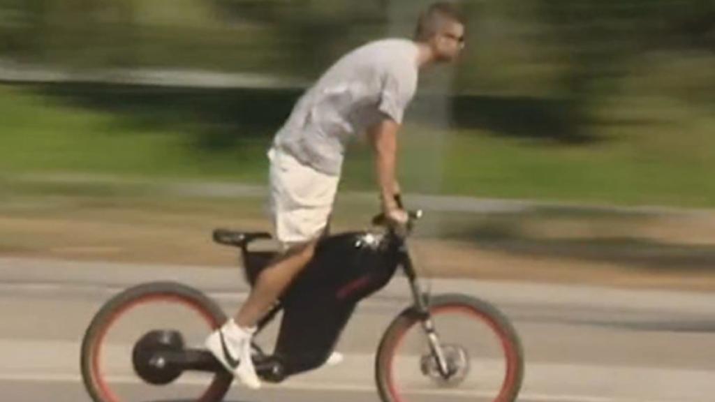 Piqué vuelve a saltarse la ley: la bicicleta que usa necesita carnet