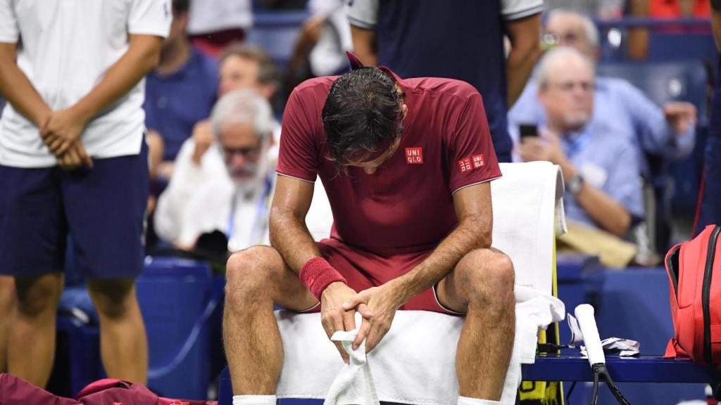 Federer, en un descanso del partido ante Millman.