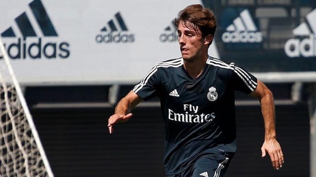 Odriozola se entrena bajo la atenta mirada de Lopetegui. Twitter (@alvaroodriozola)
