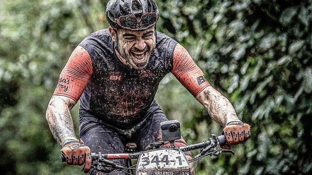 Valentí Sanjuán, embarrado hasta las cejas.