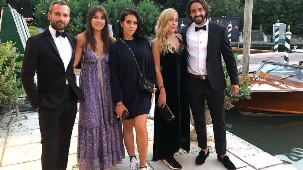 Georgina con su hermana y unos acompañantes en la Mostra de Venecia.