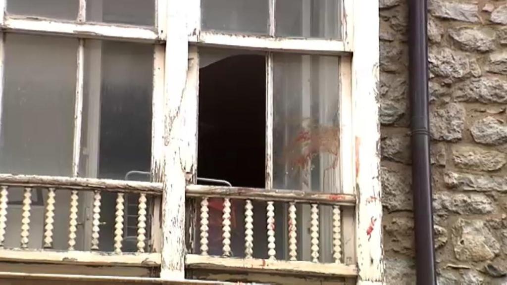 Ventana por la que el acusado arrojó a la bebé