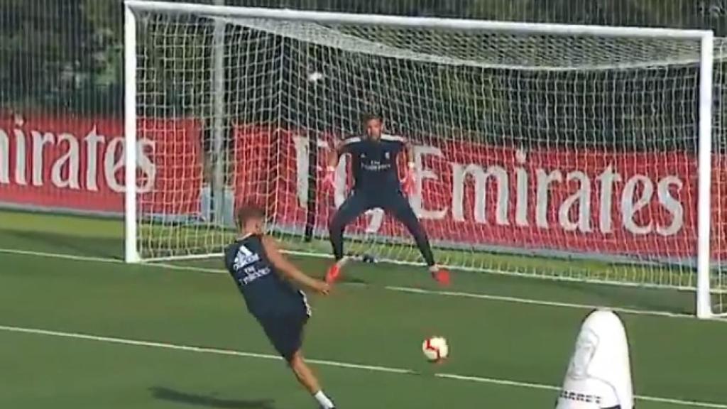 Marcos Llorente remata a gol en el entrenamiento