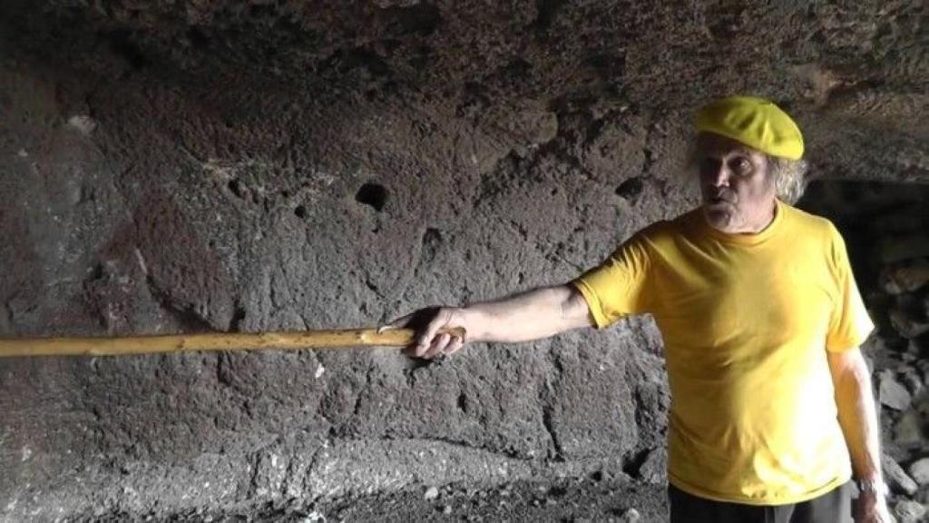 El Padre Báez, en su programa de la televisión.