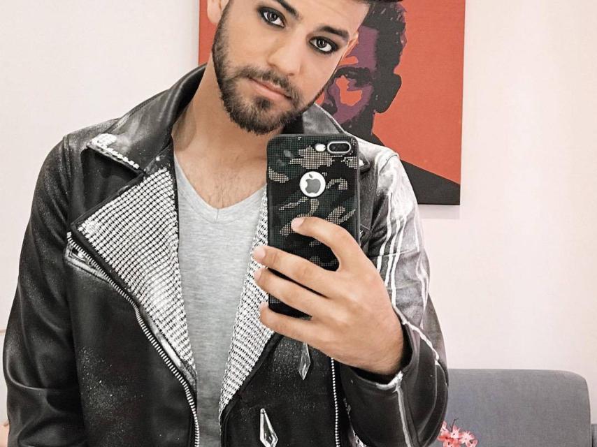 Agoney posando para un 'selfie'.