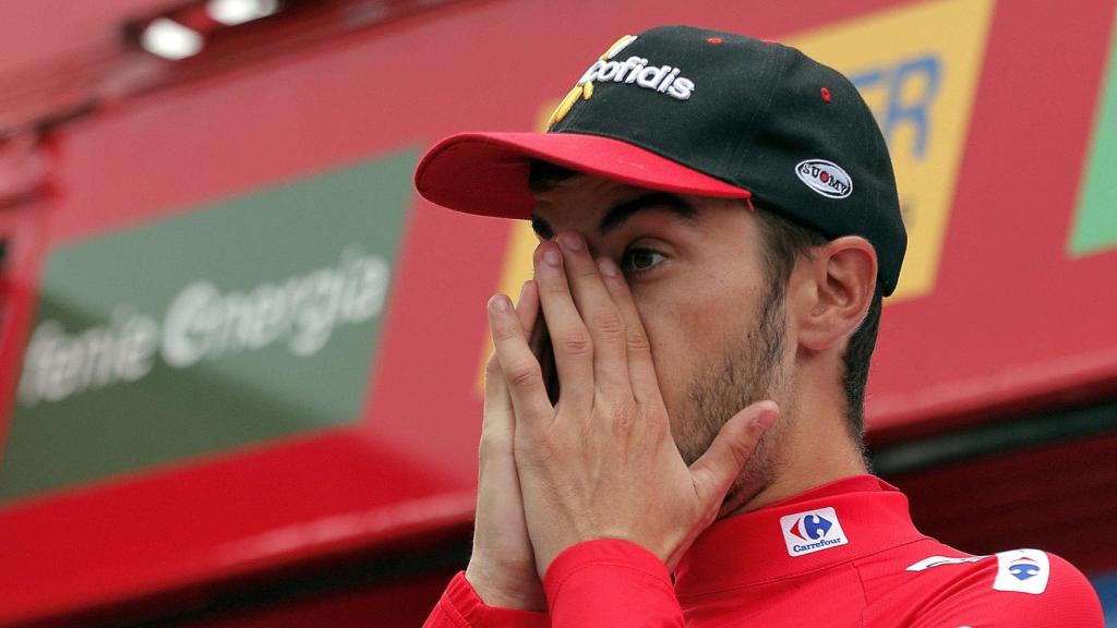 Jesús Herrada lidera La Vuelta y se emociona en el podio