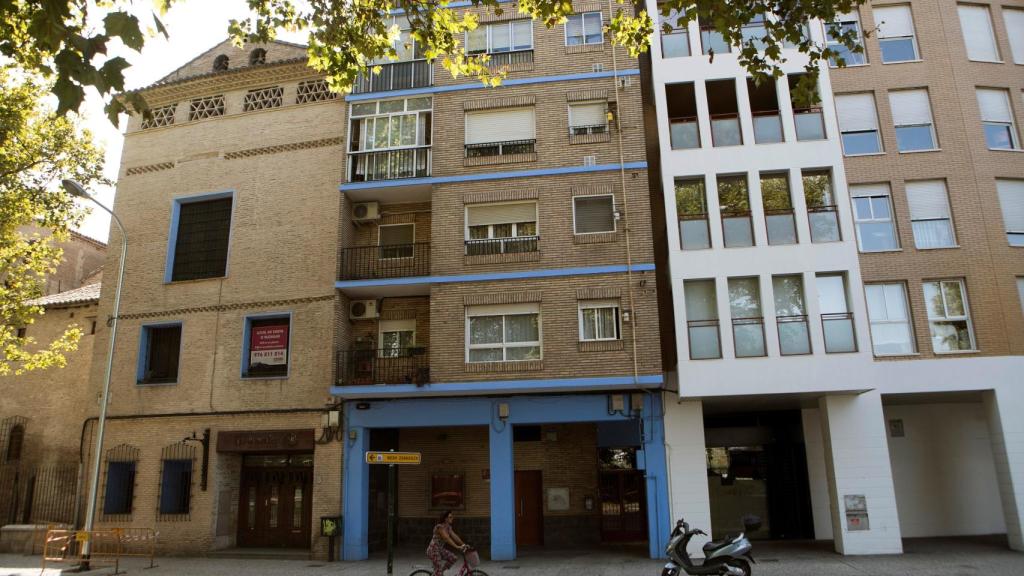 Vista del edificio donde se ha encontrado el cuerpo sin vida de la mujer de 92 años