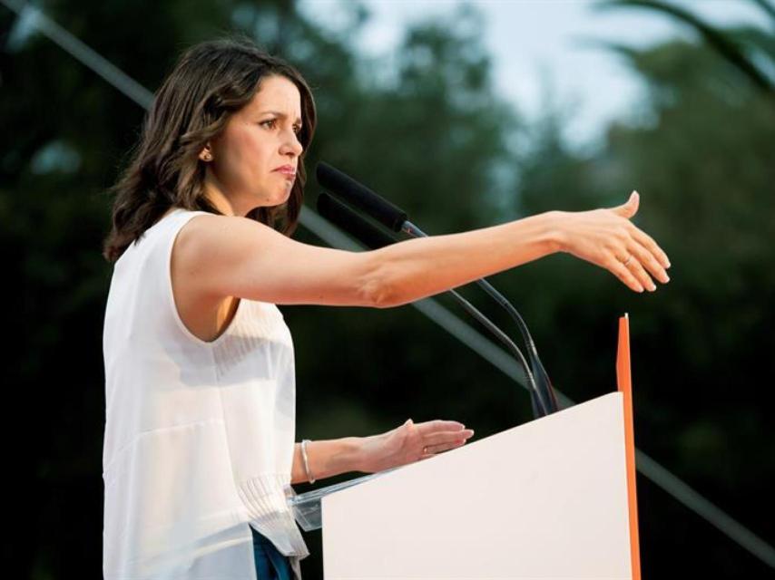 Inés Arrimadas durante el acto celebrado ayer por Ciudadanos en el puerto de Barcelona.