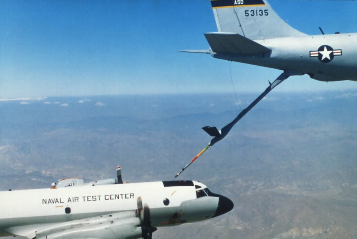 avion repostando combustible en pleno vuelo