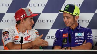 Márquez le tiende la mano a Rossi ante la pasividad del italiano.