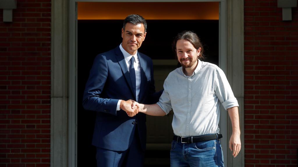 Sánchez e Iglesias posan para los fotógrafos antes de una reunión.