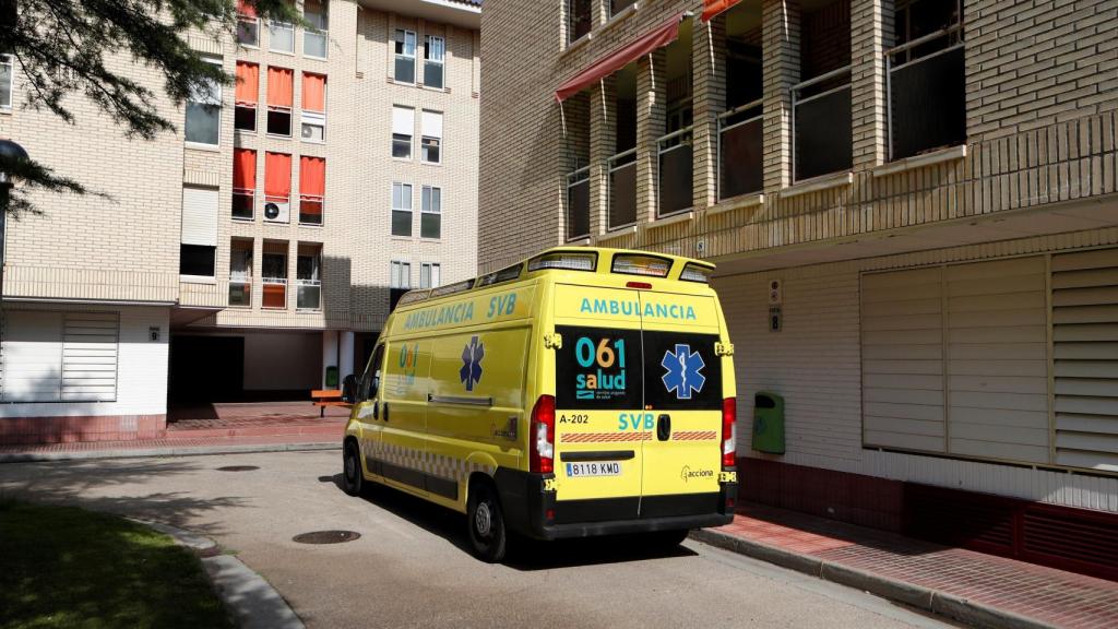 Una ambulancia frente a la casa donde han tenido lugar los hechos.