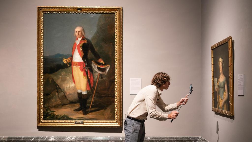 Javier grabando un stories en el Prado.