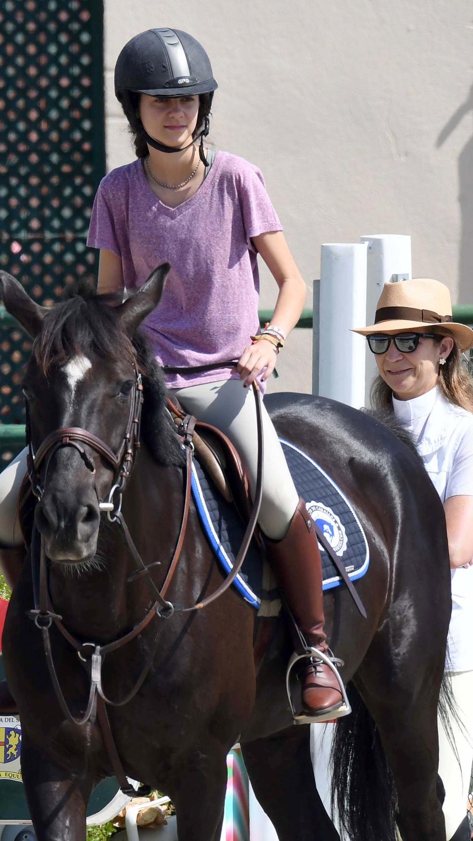 Victoria Federica, a caballo, y su madre justo detrás.