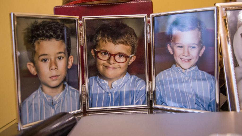 Juan, Borja y Pepe, en un cuadro familiar.