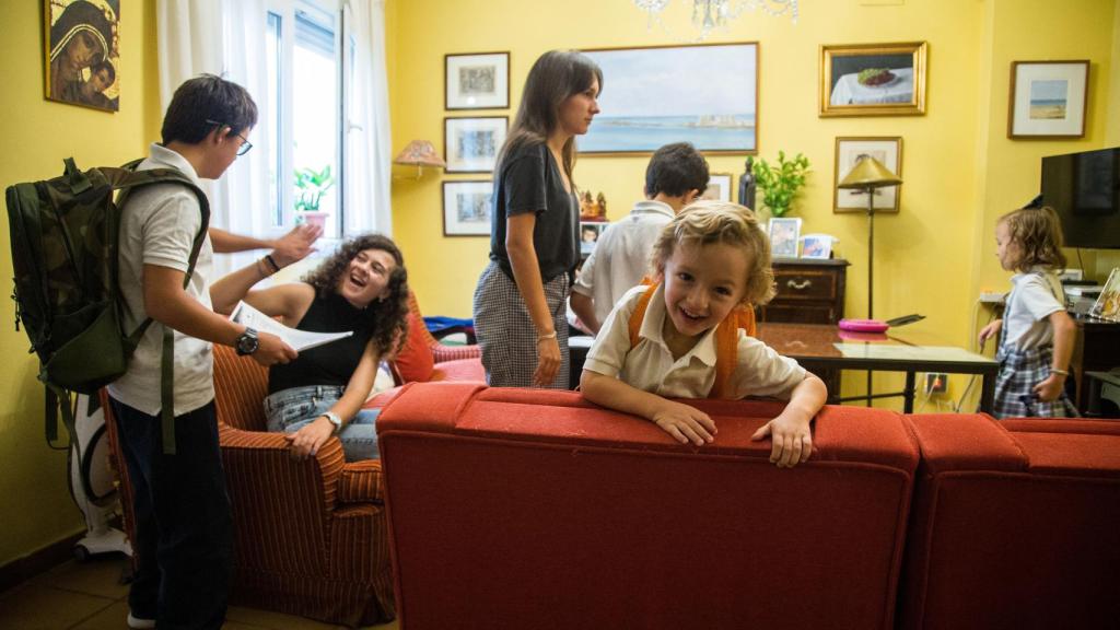 Paz, a la izquierda, choca sus manos con Borja, mientras Pablo se sube en el sofá.