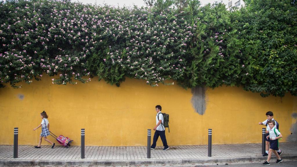 Ángela, Borja, Pepe y Juan por las calles del barrio de El Porvenir, donde reside la familia.