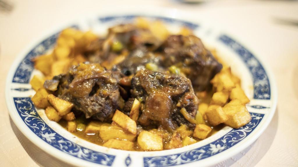 Ración de rabo de Toro en el Restaurante Toribio.